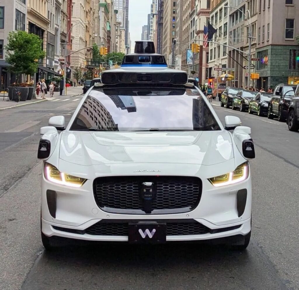 سيارات Waymo ذاتية القيادة متوقفة بسبب انقطاع كهرباء
