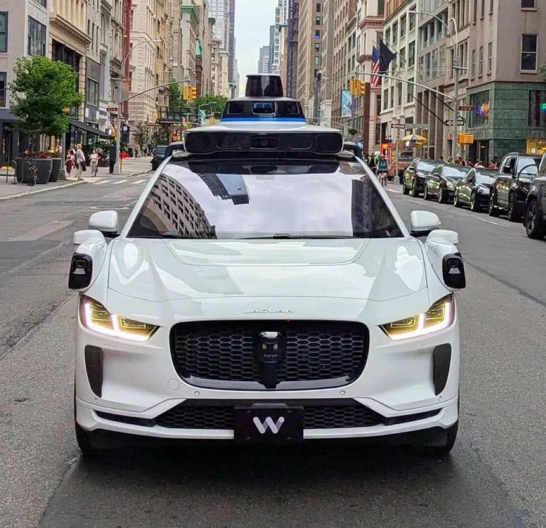 سيارات Waymo ذاتية القيادة متوقفة بسبب انقطاع كهرباء